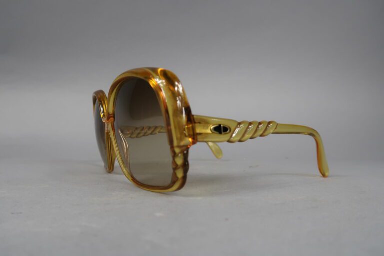 Christian DIOR - Paire de lunettes de soleil vintage, monture imitation écaille…