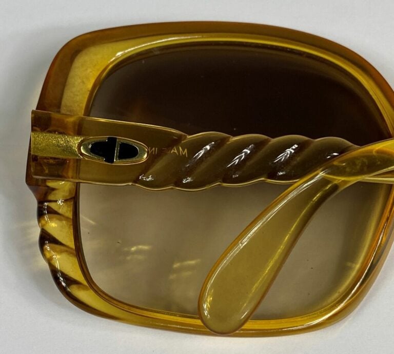 Christian DIOR - Paire de lunettes de soleil vintage, monture imitation écaille…