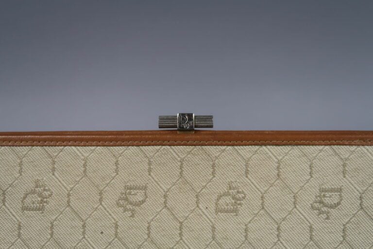 Christian DIOR - Pochette en toile monogrammée beige et cuir naturel, chaînette…