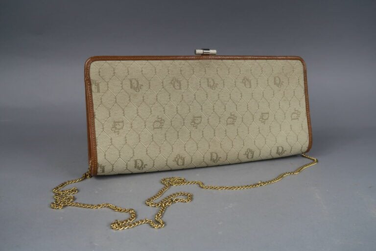Christian DIOR - Pochette en toile monogrammée beige et cuir naturel, chaînette…