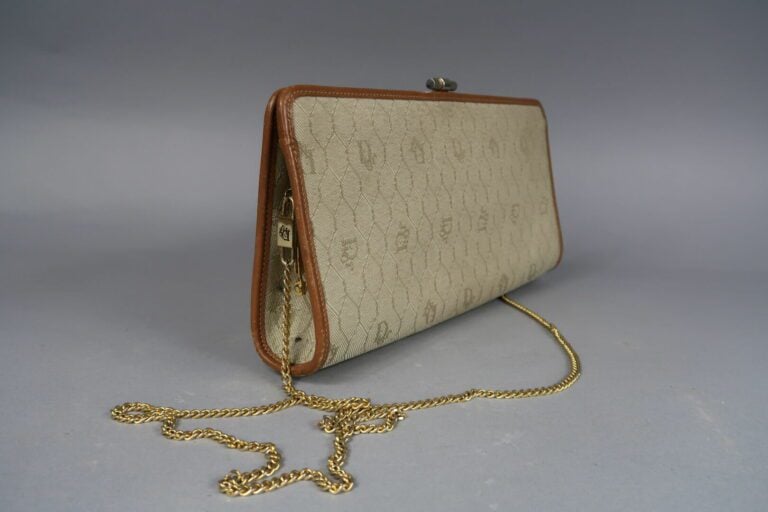 Christian DIOR - Pochette en toile monogrammée beige et cuir naturel, chaînette…