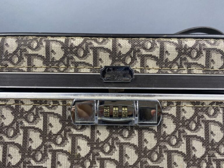 Christian DIOR - Vanity en toile monogrammée oblique sépia et cuir marron, anse…