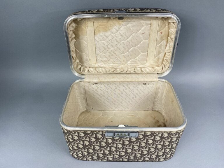 Christian DIOR - Vanity en toile monogrammée oblique sépia et cuir marron, anse…
