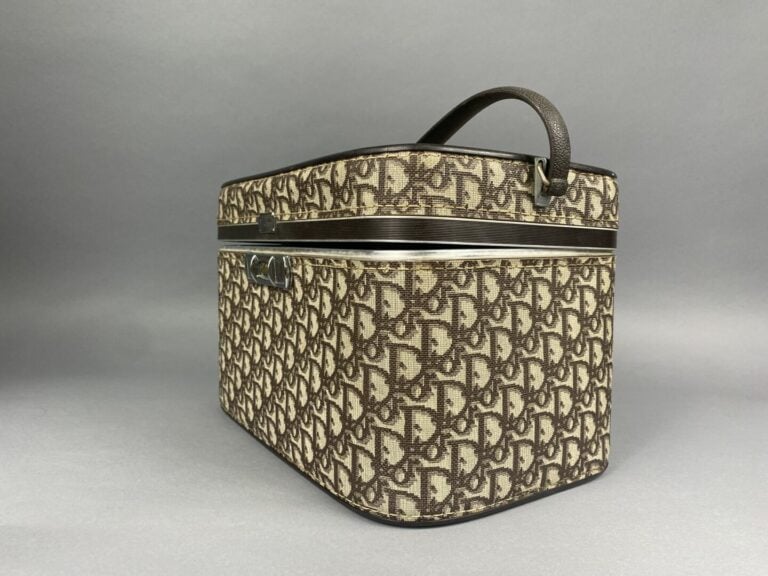 Christian DIOR - Vanity en toile monogrammée oblique sépia et cuir marron, anse…