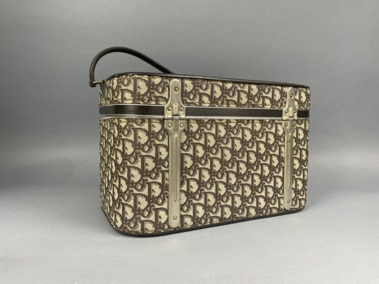 Christian DIOR - Vanity en toile monogrammée oblique sépia et cuir marron, anse…