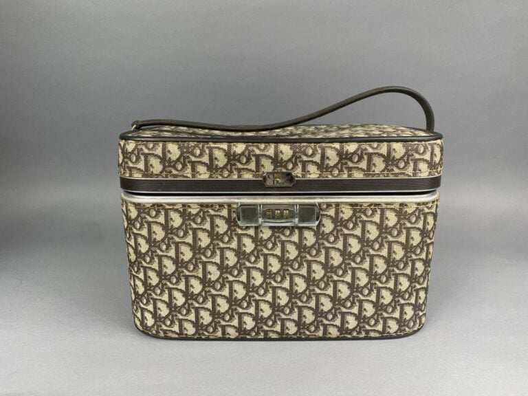 Christian DIOR - Vanity en toile monogrammée oblique sépia et cuir marron, anse…