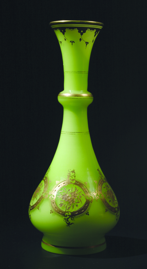 Clichy. Vase balustre en opaline absinthe doublé sur émail blanc à décor de cin…