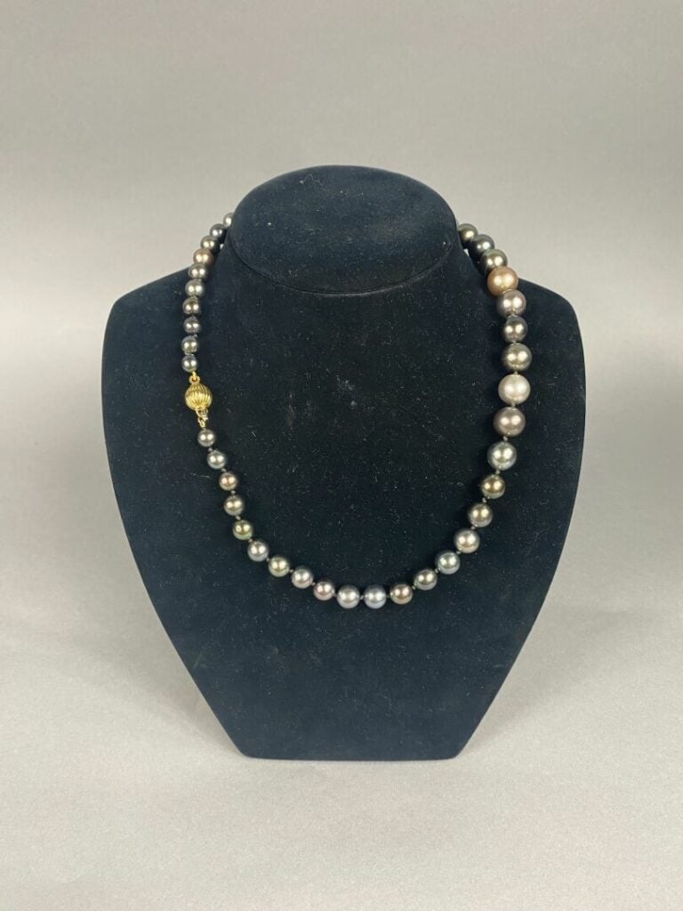 Collier de perles de Tahiti disposées en chute, fermoir boule godronnée en or j…