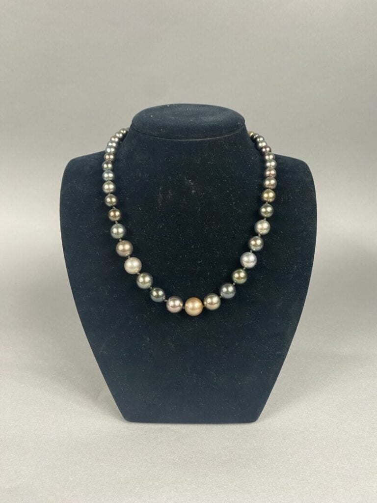 Collier de perles de Tahiti disposées en chute, fermoir boule godronnée en or j…