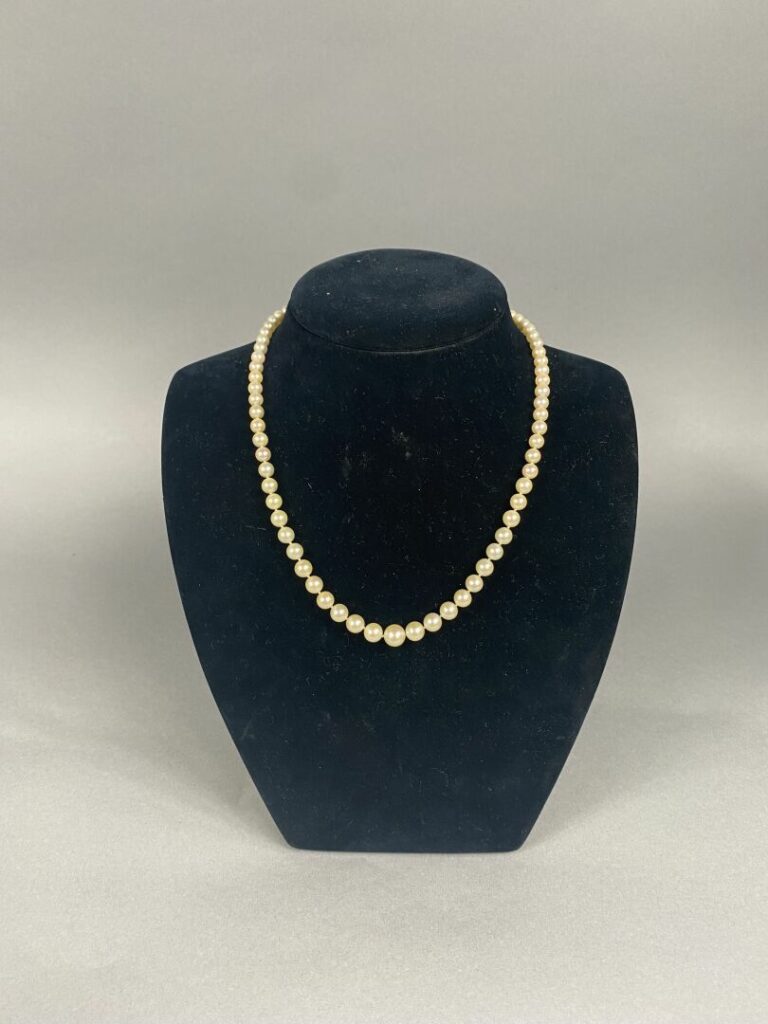 Collier de perles de culture en chute, fermoir en or gris (750) et chaînette de…
