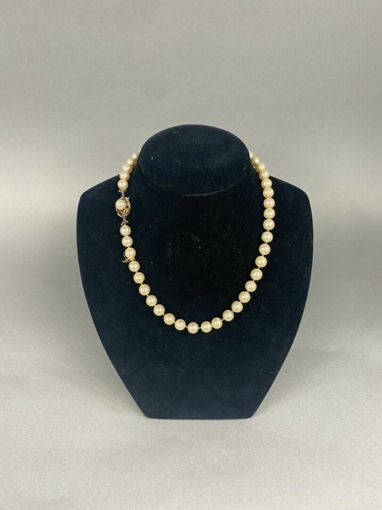 Collier de perles de culture, fermoir ovale ajouré en or gris (750) à motif de…