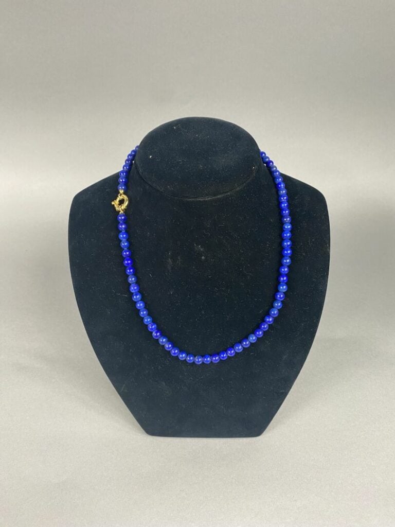 Collier de perles de lapis-lazuli teinté, fermoir or jaune (750) - Poids brut :…