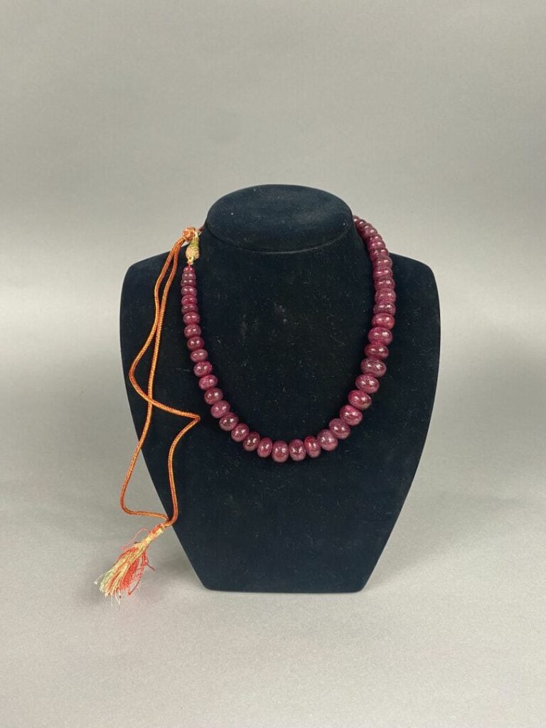 Collier formé de galets de racine de rubis disposés en chute, cordelette orangé…