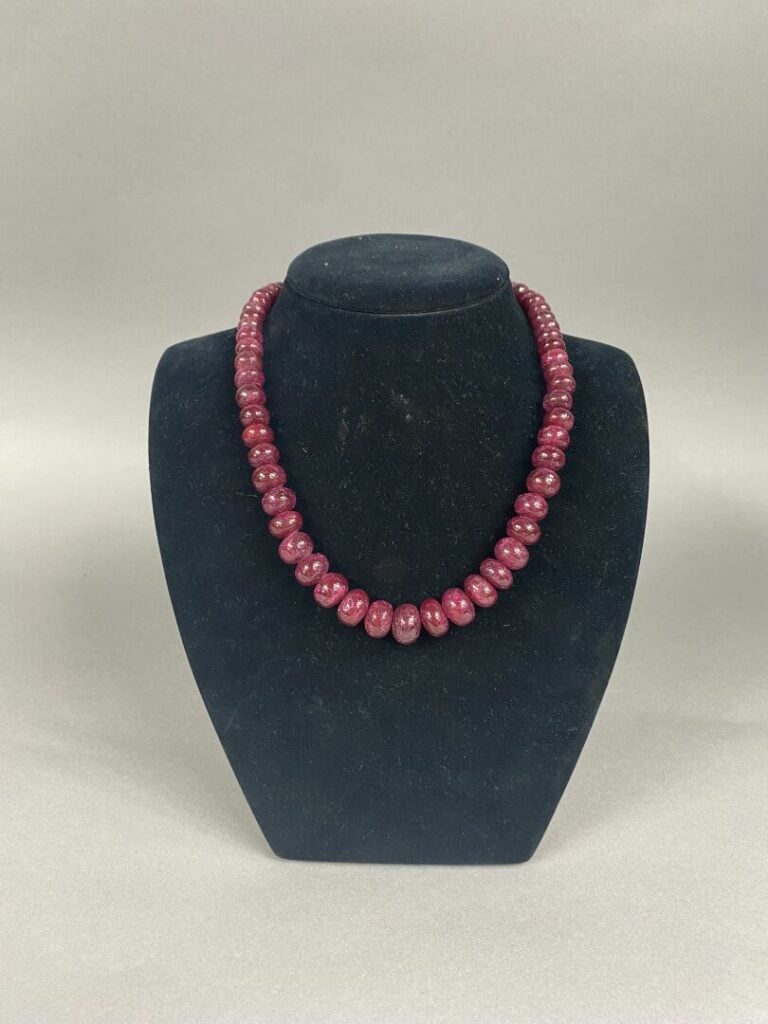 Collier formé de galets de racine de rubis disposés en chute, cordelette orangé…