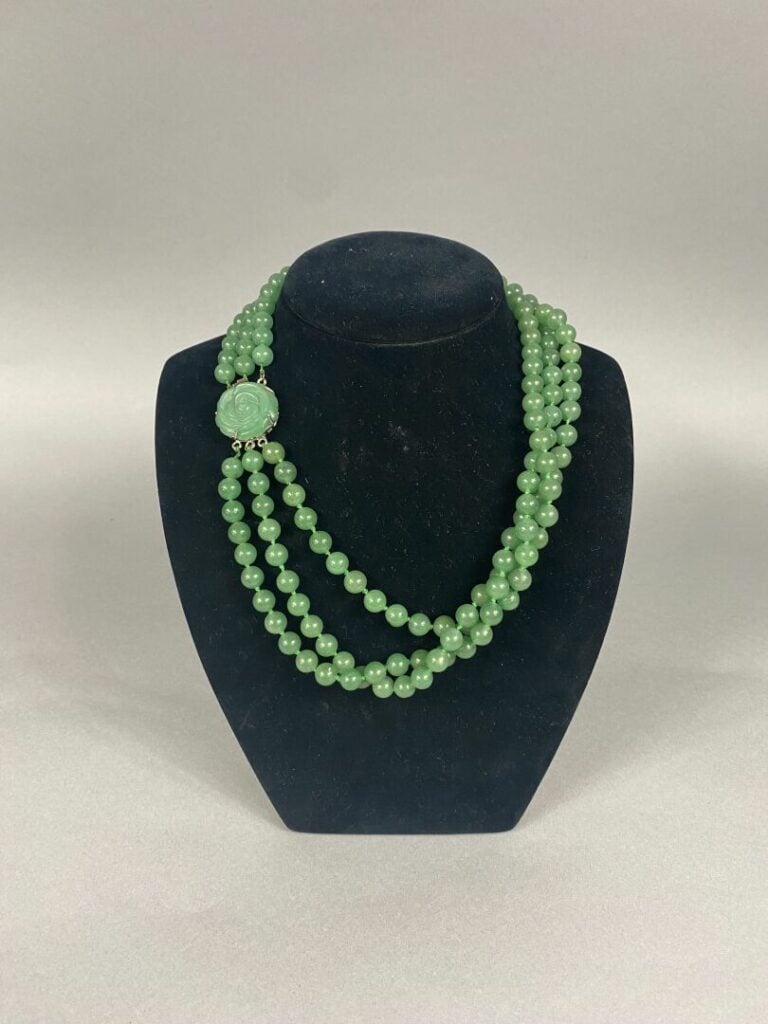 Collier formé de trois rangs de boules de quartz teinté vert, fermoir cliquet d…