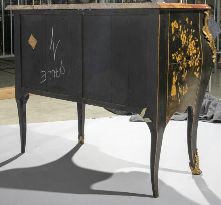 Commode à décor au vernis européen dit « Martin » à l'imitation des laques de l…