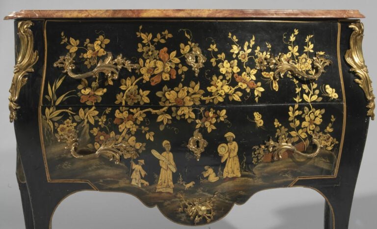 Commode à décor au vernis européen dit « Martin » à l'imitation des laques de l…
