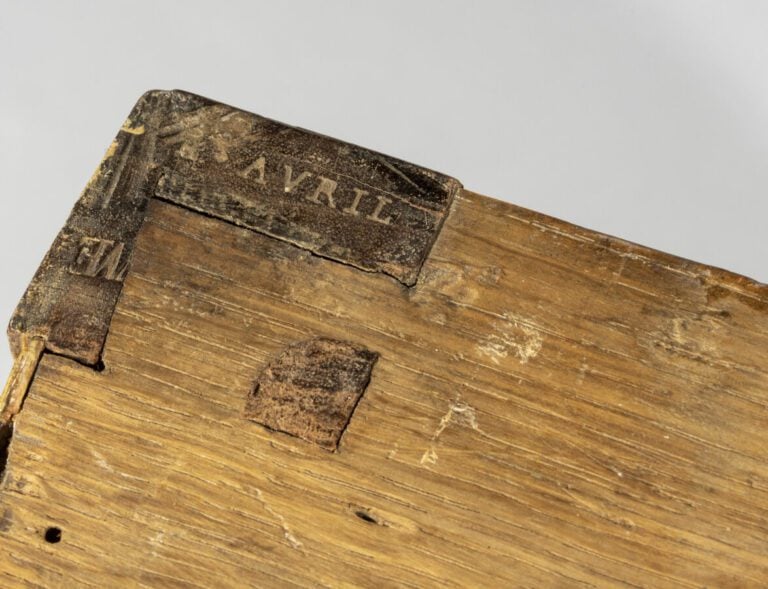 Commode en acajou et placage d'acajou de fil ; de forme demi-lune, elle ouvre p…