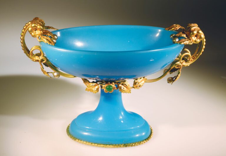 Coupe ovale sur pied en opaline bleue à monture en pomponne doré à motif végéta…