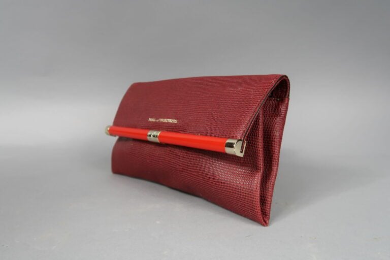 DIANE VON FURSTENBERG - Pochette bordeau à rabat 25 cm, une poche intérieure zi…