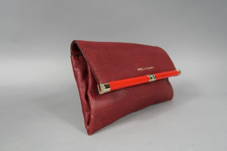 DIANE VON FURSTENBERG - Pochette bordeau à rabat 25 cm, une poche intérieure zi…