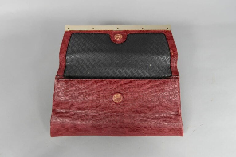 DIANE VON FURSTENBERG - Pochette bordeau à rabat 25 cm, une poche intérieure zi…