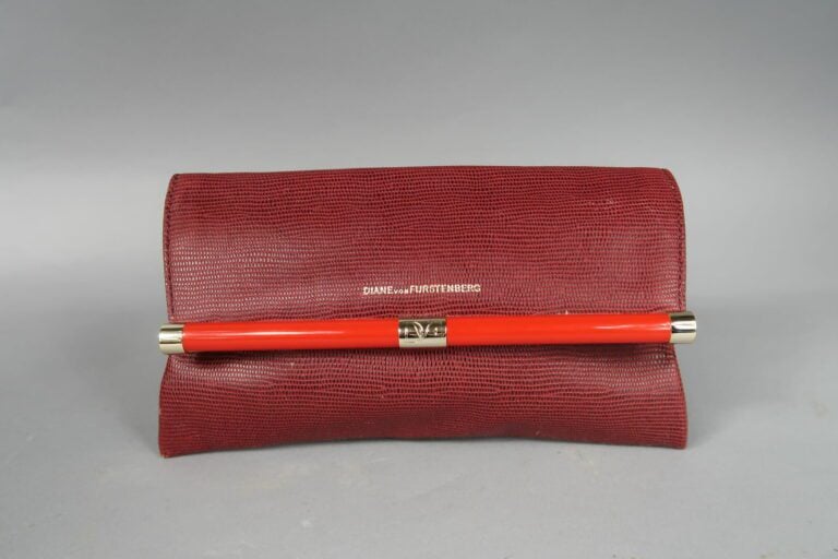 DIANE VON FURSTENBERG - Pochette bordeau à rabat 25 cm, une poche intérieure zi…