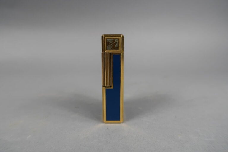 DUPONT - Briquet en métal doré laqué bleu, chiffré "UZ" - Numéroté R3KL81