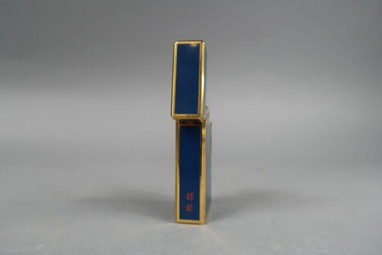 DUPONT - Briquet en métal doré laqué bleu, chiffré "UZ" - Numéroté R3KL81