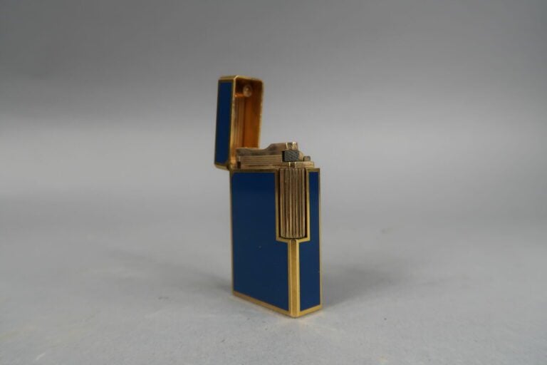 DUPONT - Briquet en métal doré laqué bleu, chiffré "UZ" - Numéroté R3KL81