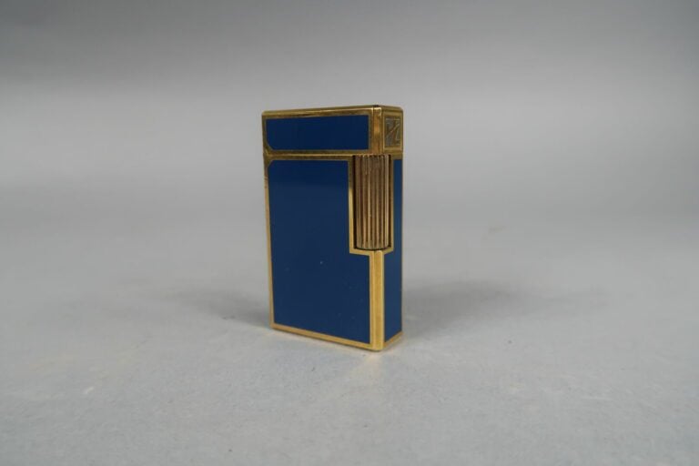 DUPONT - Briquet en métal doré laqué bleu, chiffré "UZ" - Numéroté R3KL81