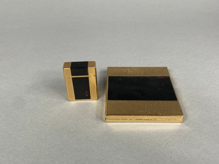 DUPONT - Briquet en métal doré laqué noir - Numéroté AR8267 - On joint un étui…