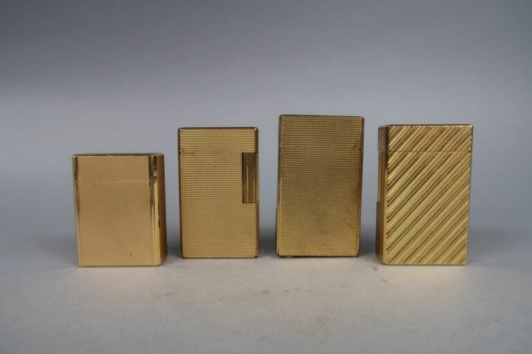 DUPONT - Ensemble de quatre briquets en métal doré à décor de pointes de diaman…