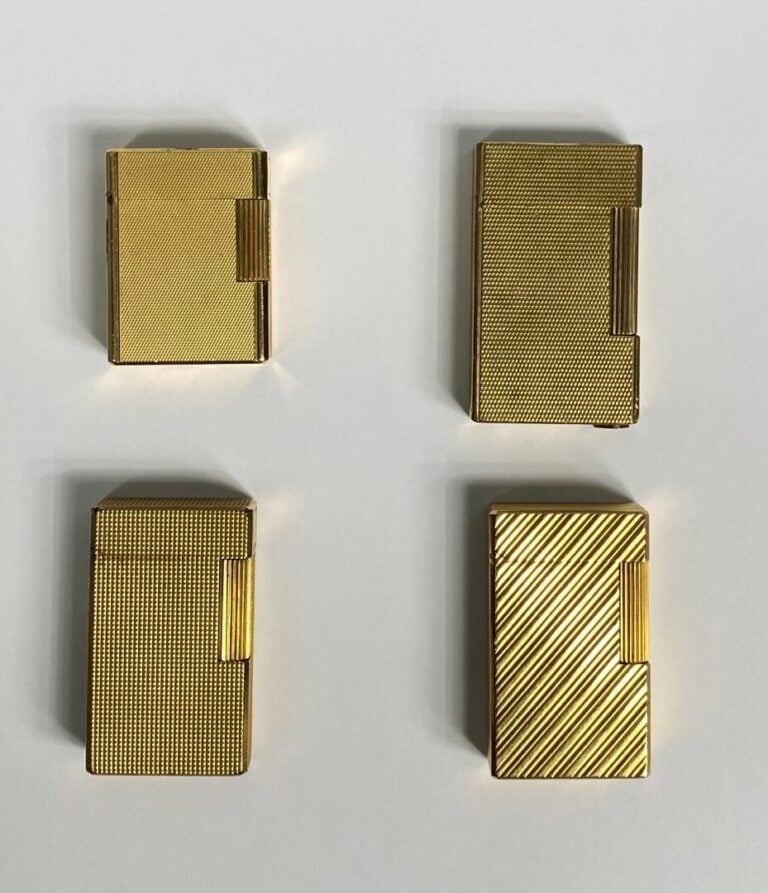 DUPONT - Ensemble de quatre briquets en métal doré à décor de pointes de diaman…