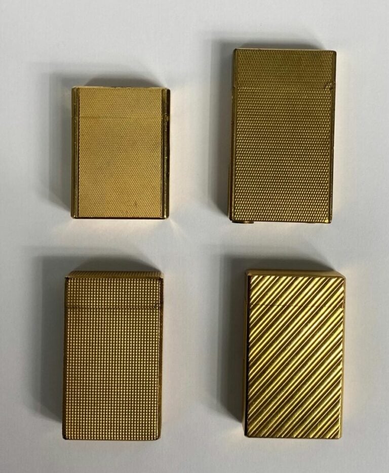 DUPONT - Ensemble de quatre briquets en métal doré à décor de pointes de diaman…