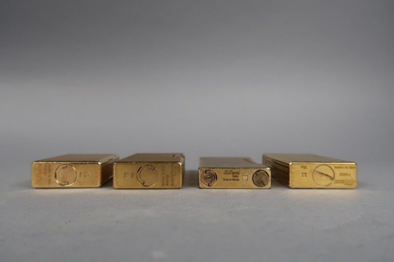 DUPONT - Ensemble de quatre briquets en métal doré à décor de pointes de diaman…