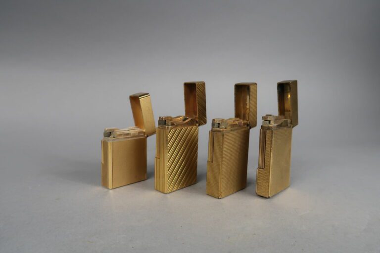 DUPONT - Ensemble de quatre briquets en métal doré à décor de pointes de diaman…