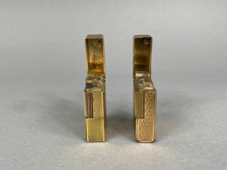 DUPONT - Lot de deux briquets en métal doré à décor guilloché - Numérotés…