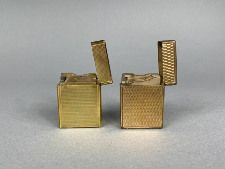 DUPONT - Lot de deux briquets en métal doré à décor guilloché - Numérotés…