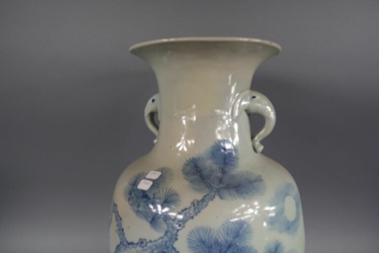Dans le goût asiatique - Grand vase balustre en porcelaine émaillé celadon à dé…