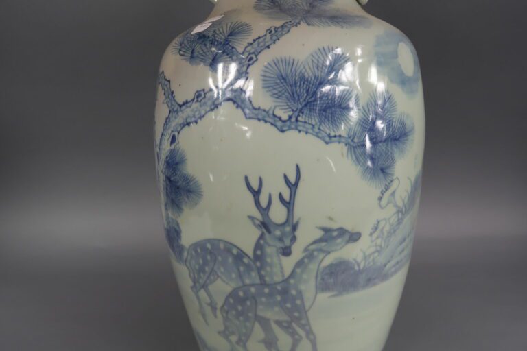 Dans le goût asiatique - Grand vase balustre en porcelaine émaillé celadon à dé…