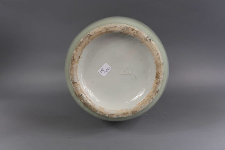 Dans le goût asiatique - Grand vase balustre en porcelaine émaillé celadon à dé…