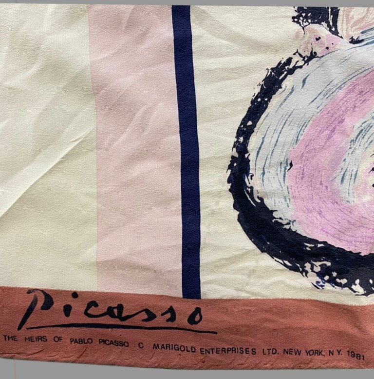 D'après PICASSO - Lot de deux carrés en soie - (trous, taches)