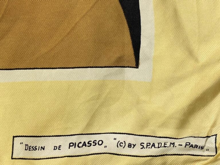 D'après PICASSO - Lot de deux carrés en soie - (trous, taches)