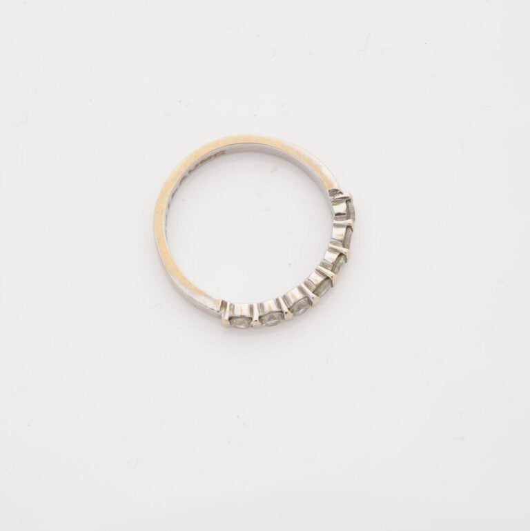 Demi-alliance en or gris (750) sertie de brillants - Poids brut : 2.9 g - Tour…