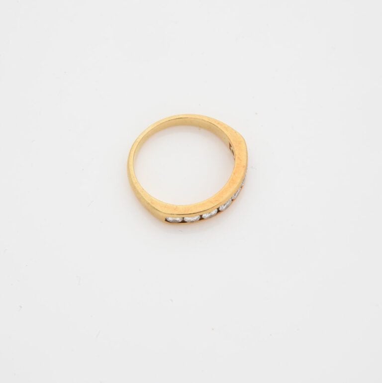 Demi-alliance en or jaune (750) ornée de huit diamants taille brillant en serti…