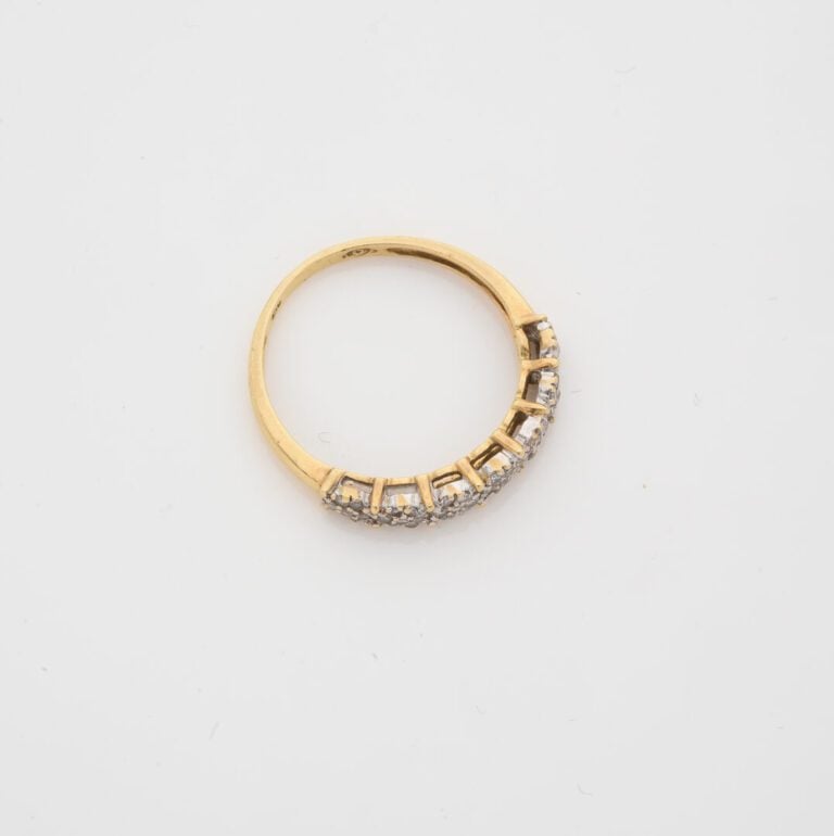 Demi-alliance en or jaune (750) pavée de diamants taille huit-huit en serti gra…