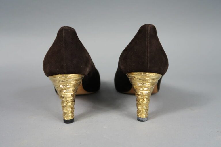 ESCADA - Paire d'escarpins en daim marron et talon doré texturé - Pointure 36 -…