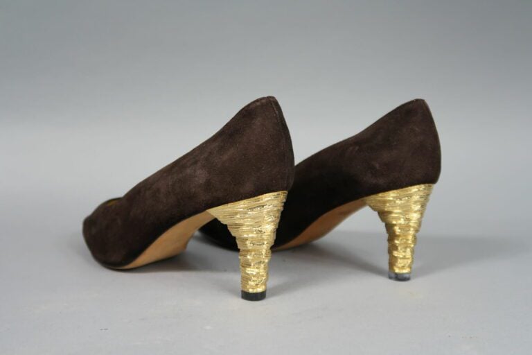 ESCADA - Paire d'escarpins en daim marron et talon doré texturé - Pointure 36 -…
