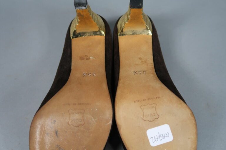 ESCADA - Paire d'escarpins en daim marron et talon doré texturé - Pointure 36 -…